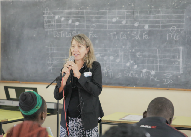 suzanne-teaching-in-zambia