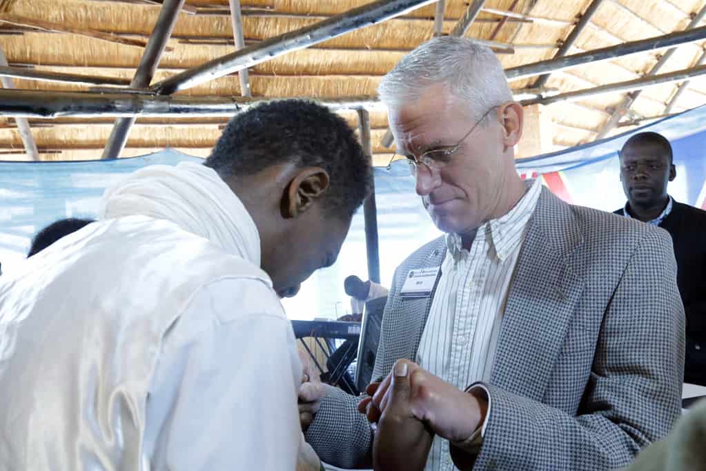 Herb praying w student